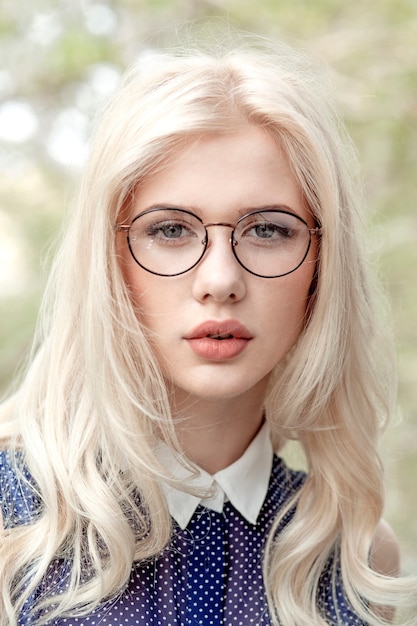 Retrato de una mujer rubia con anteojos