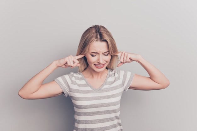 Foto retrato de mujer rubia atractiva que no quiere oír