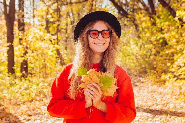 Retrato de una mujer rubia en el bosque de otoño