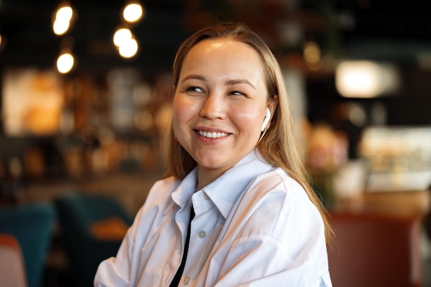 retrato, de, un, mujer rubia, en, camisa blanca, sentado, en, café