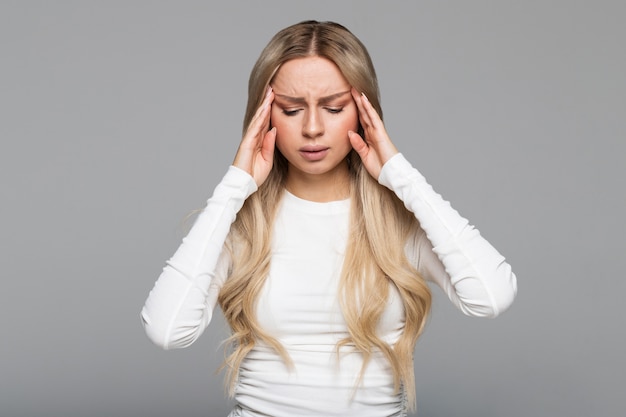 Retrato de una mujer rubia con dolores de cabeza