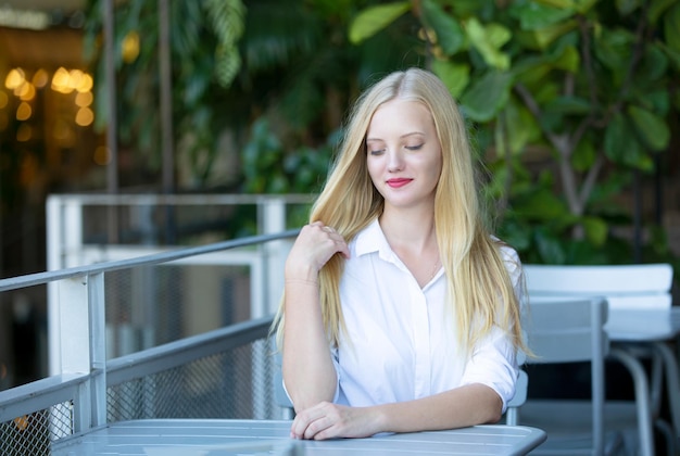 Retrato de mujer rubia joven atractiva