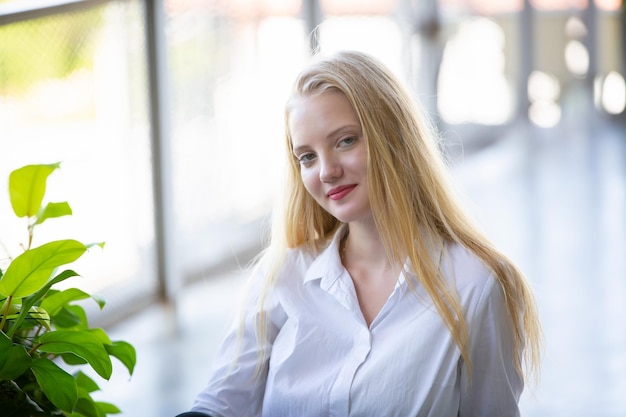 Retrato de mujer rubia joven atractiva