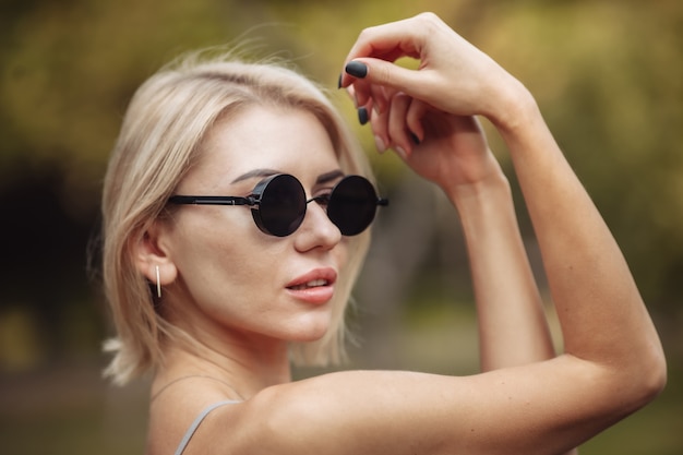 Retrato de mujer rubia de moda en elegantes gafas de sol