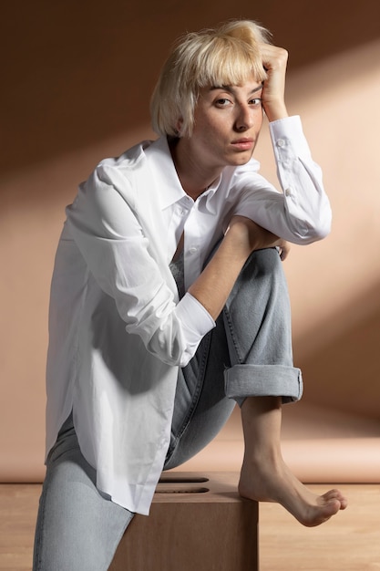 Foto retrato de mujer rubia de pelo corto posando con una camisa blanca