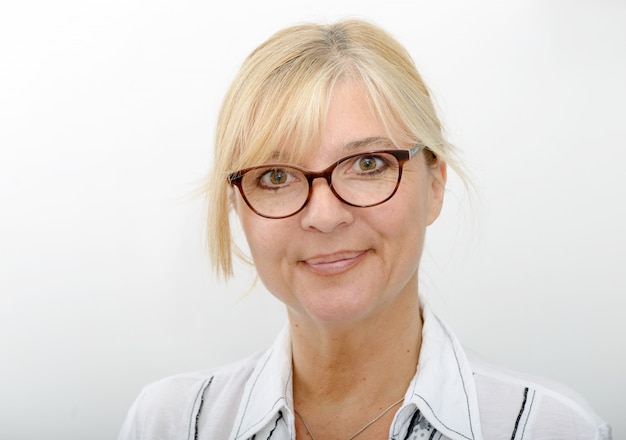 Retrato de mujer rubia sonriente madura