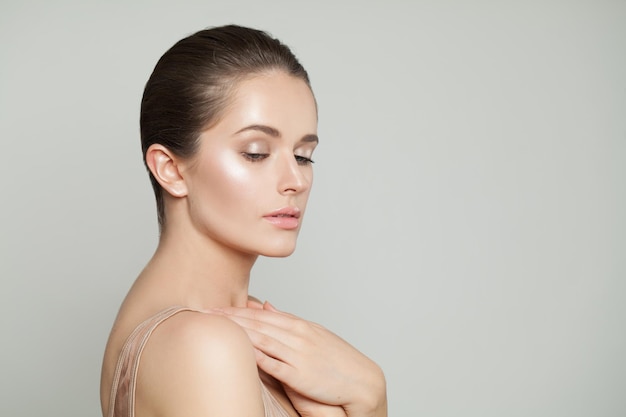 Retrato de mujer sana Modelo bonito con piel clara Conceptos de cuidado de la piel y tratamiento facial