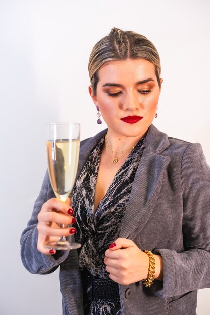 Retrato de una mujer segura con una copa de champán