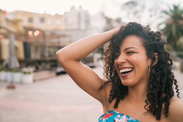 Retrato de mujer segura riendo.