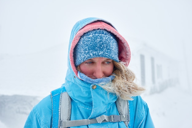 Retrato de una mujer de senderismo en invierno