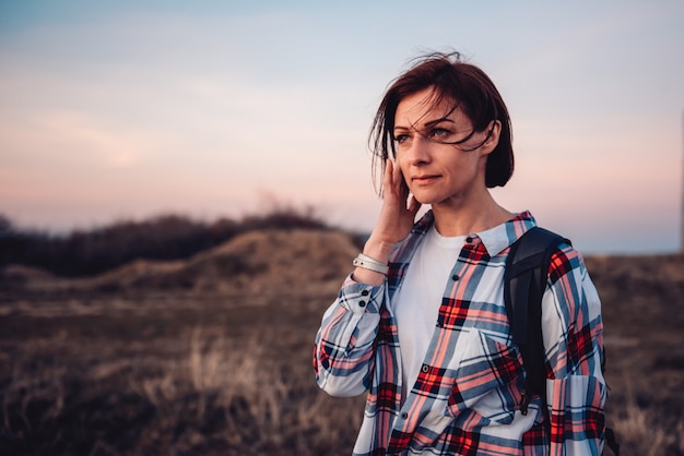 Retrato de mujer senderismo en montaña