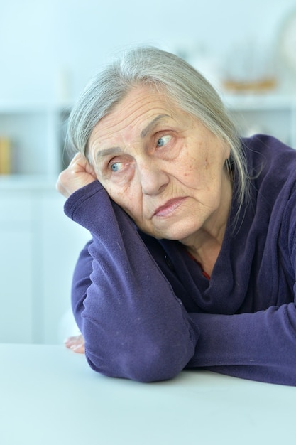 Retrato de mujer senior cansada de cerca