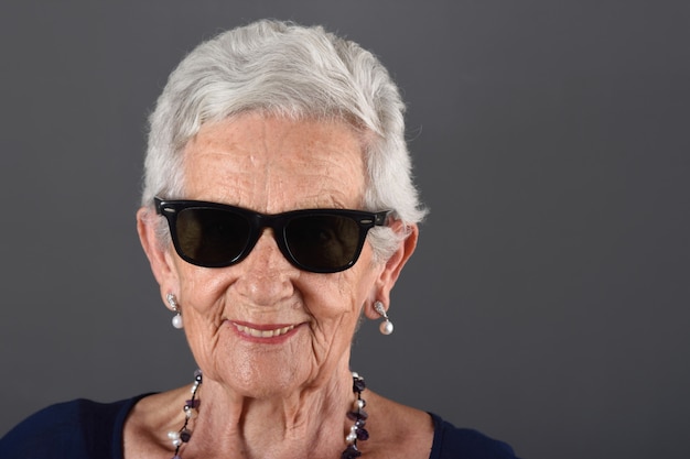 Retrato de una mujer senior con gafas de sol