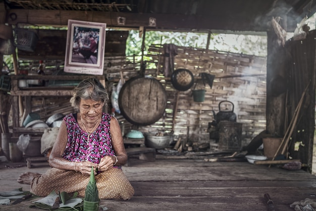 Retrato de mujer senior en el hogar