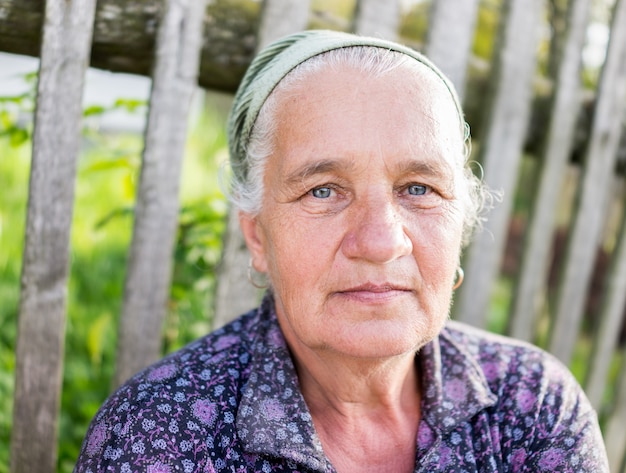 Foto retrato de mujer senior país al aire libre