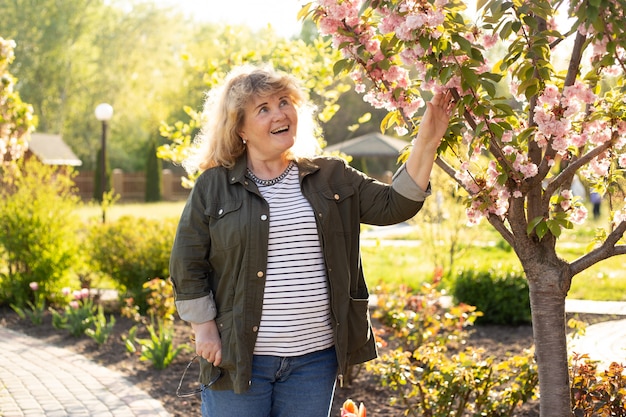 Retrato de mujer senior en el parque otoño