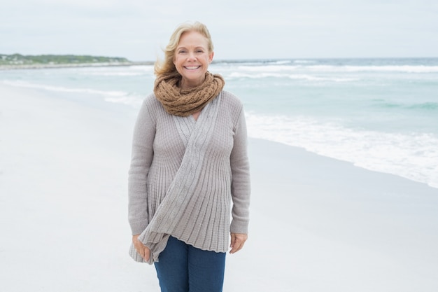 Retrato de una mujer senior sonriente en la playa