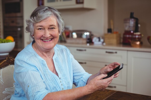 Retrato de mujer senior sonriente con teléfono