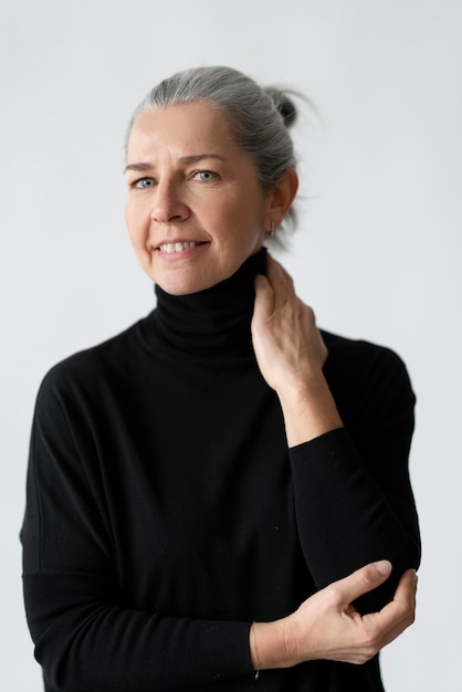 Foto retrato de mujer senior sonriente tiro medio