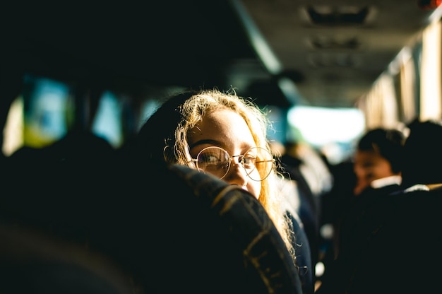 Foto retrato de una mujer sentada en un autobús