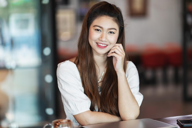 Retrato de una mujer sentada en un café