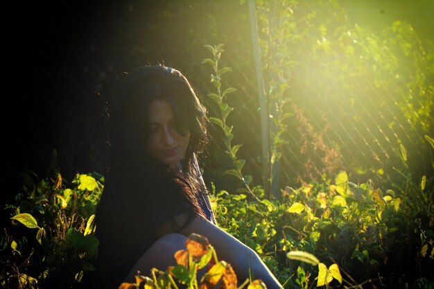 Foto retrato de una mujer sentada en el campo