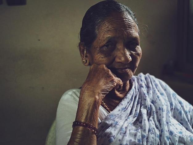 Retrato de una mujer sentada en casa