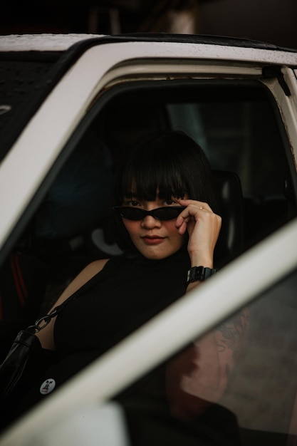 Retrato de una mujer sentada en un coche