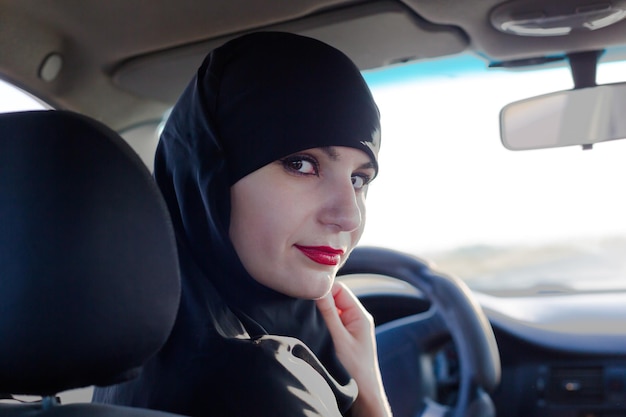 Retrato de una mujer sentada en un coche