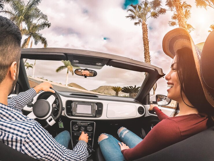 Foto retrato de una mujer sentada en un coche