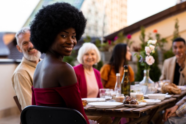 Retrato de una mujer sentada en una mesa