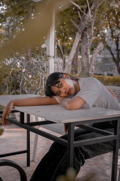 Foto retrato de una mujer sentada en una mesa