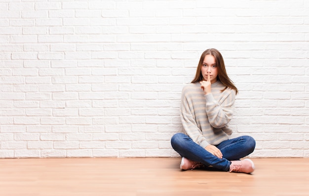 retrato de una mujer sentada en el piso