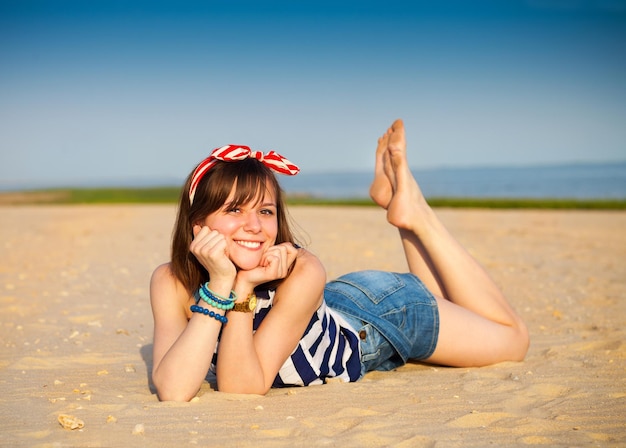 Retrato de una mujer sentada en la playa