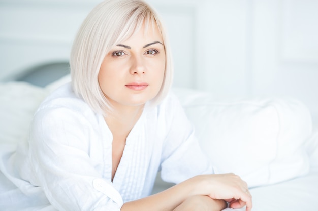 Retrato de una mujer sentada en un sofá