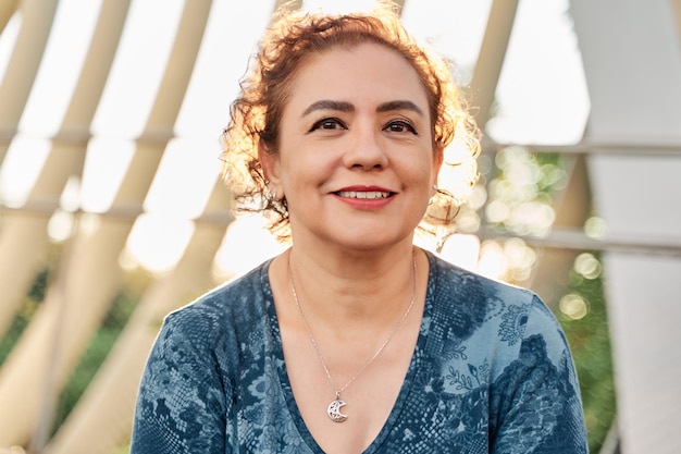 Retrato de una mujer serena madura en la ciudad