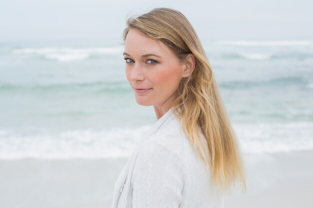 Retrato de una mujer seria casual en la playa