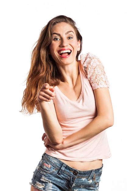 Foto retrato de una mujer sexy apuntando a la cámara aislada en blanco