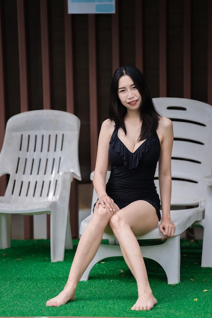 Retrato de mujer sexy asiática en la piscinaLa mujer de Tailandia tiene una forma de cuerpo delgadoConcepto de mujer saludableVerano de bikini de moda
