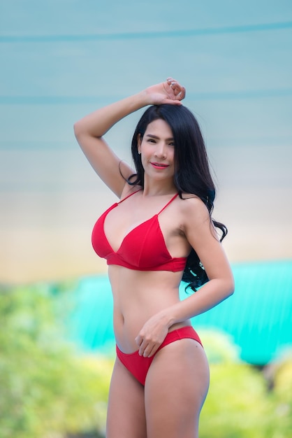 Retrato de mujer sexy asiática en piscinaTailandia tiene una forma de cuerpo delgadoConcepto de mujer saludableVerano de bikini de moda