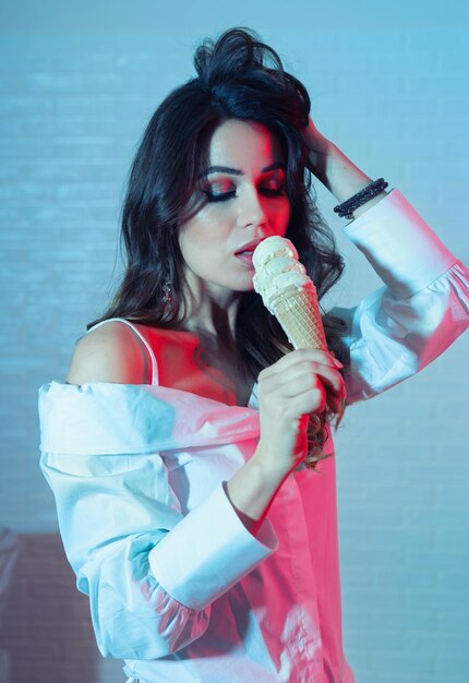 Foto retrato de una mujer sexy con un cono de helado de moda con efecto duotono