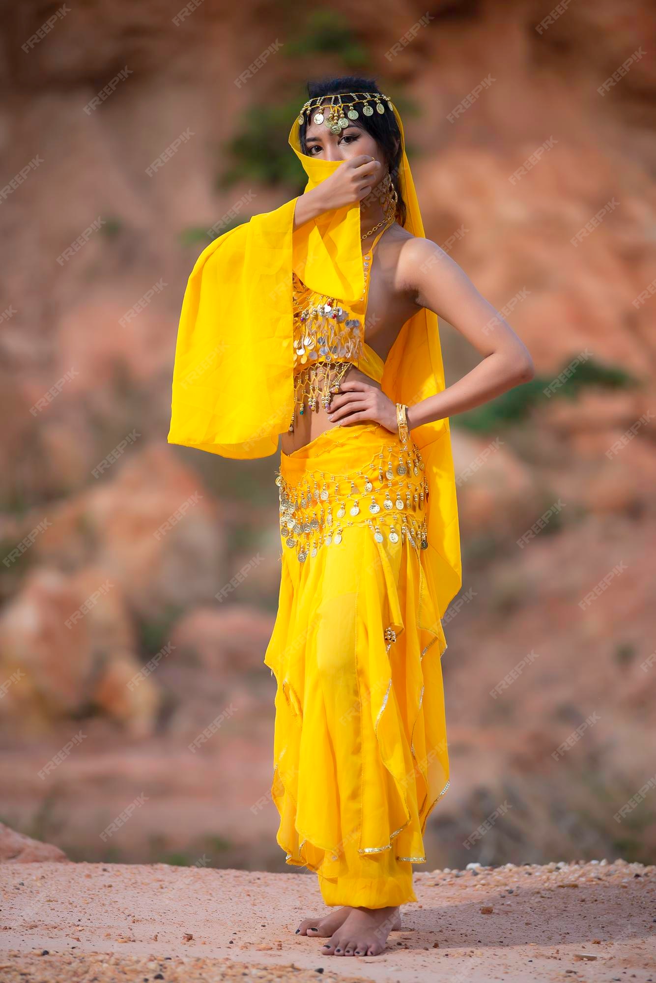 de mujer sexy hermosa asiática vestida con traje árabe concepto de princesa desierto | Foto