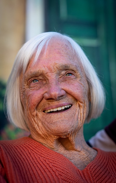 Retrato de mujer sincera envejecida cerca