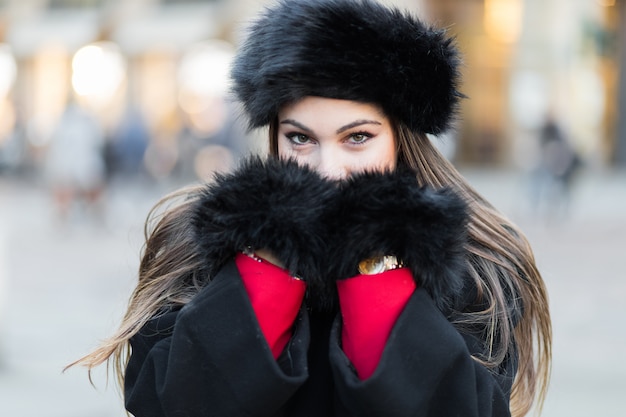 Retrato de una mujer sintiendo frío en invierno outdor