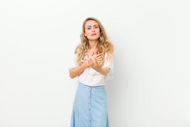 Retrato de una mujer sobre un fondo blanco.