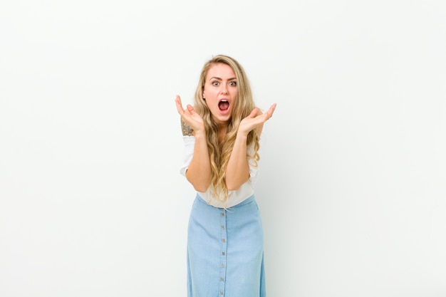 Retrato de una mujer sobre un fondo blanco.