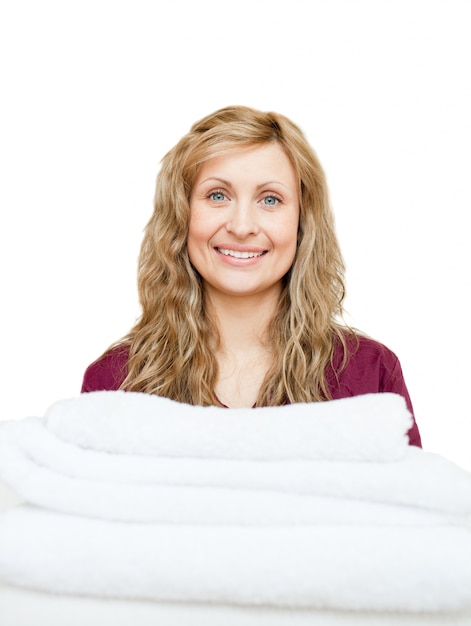 Foto retrato de una mujer sobre fondo blanco