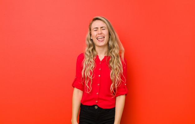 Retrato de una mujer sobre un fondo rojo.