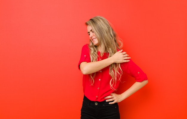 Foto retrato de una mujer sobre un fondo rojo.