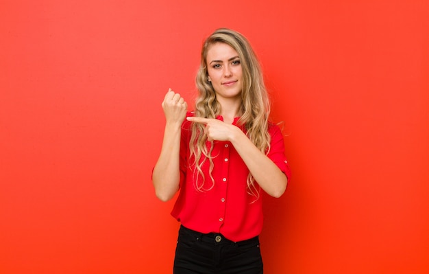 Retrato de una mujer sobre un fondo rojo.